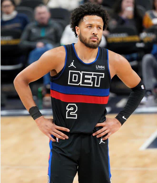 J9-莱万多夫斯基连续十五场比赛得分超过刷新纪录，老鹰不断突破！